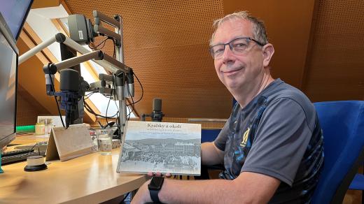 Pavel Gebouský s novou knihou o díle fotografa Josefa Waltera.jpg