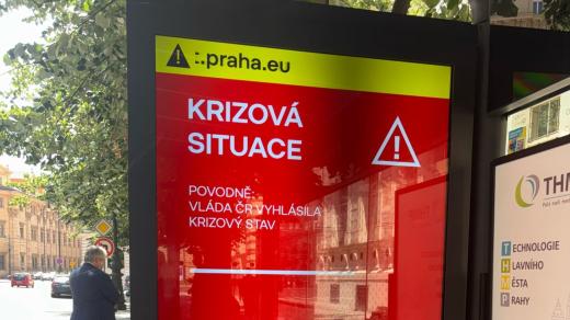 Varování krizového štábu na reklamním panelu zastávky MHD
