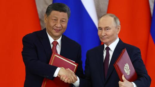 Ruský prezident Vladimir Putin si potřásá rukou se svým čínským protějškem Si Ťin-pchingem v Moskvě