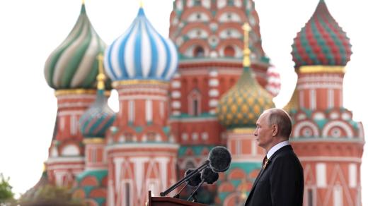 Vladimir Putin před věžemi Kremlu