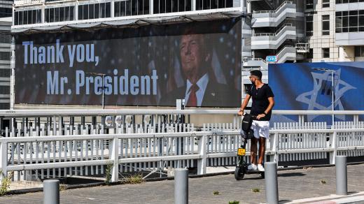 Americký prezident Donald Trump se objevil na billboardu v Tel Avivu poté, co Spojené státy podnikly útok na Írán