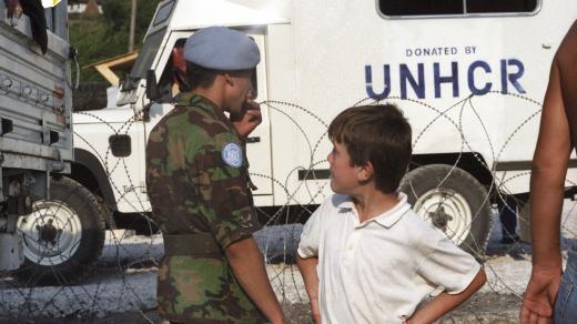 Nadace při České televizi "Člověk v tísni" vypravila 6 kamionů s humanitární pomocí pro lidi poznamenané válkou v Jugoslávii. Záběry pořízené během cesty. Záběr z uprchlického tábora ve městě Zenica