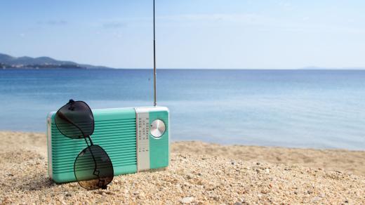 Poslouchání rádia na pláži