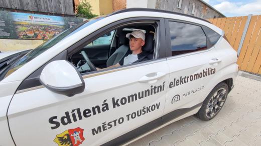 Denis Mašek využívá sdílené auto v Městě Touškově