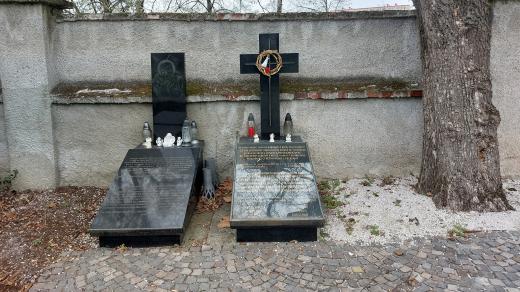Hroby na přerovském hřbitově, kde jsou uloženy ostatky obětí masakru na Švédských šancích