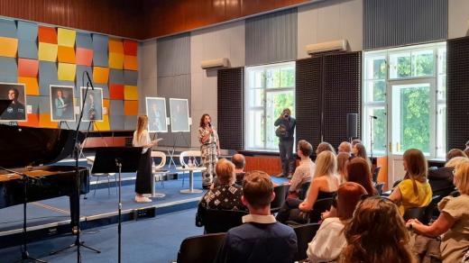 Panelové diskuze Žárovek v budově Českého rozhlasu v Karlíně