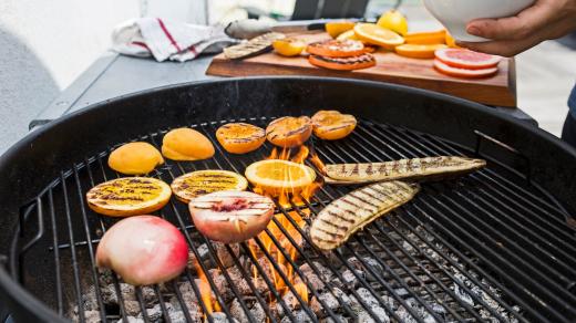 Ovoce na grilu