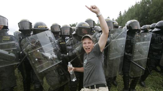 Technoparty CzechTek v Mlýnci rozehnala zásahem policie