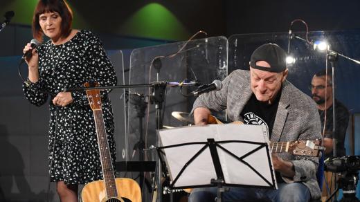 H.U. – Hudební událost (v pozadí bubeník Radim Hájek)