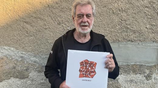 Michal Prokop s deskou Ostraka