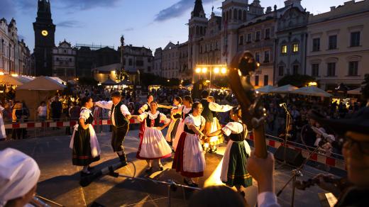 Folklorní soubory vystupují na Pernštýnském náměstí v Pardubicích během tradiční Pernštýnské noci