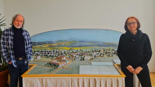 Jiří Kovanda a Lenka Vybíralová u bělohradského modelu města