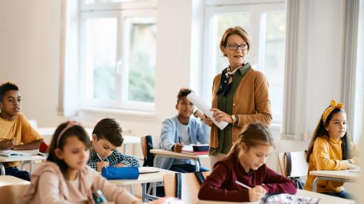 Učitelka, škola, třída, ilustrační