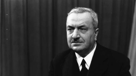 Albert Pražák v rozhlasovém studiu (1941)