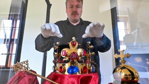 Kurátor uměleckých sbírek Pražského hradu Pavel Koziol na státním zámku Kunštát při instalaci replik gotických českých korunovačních klenotů