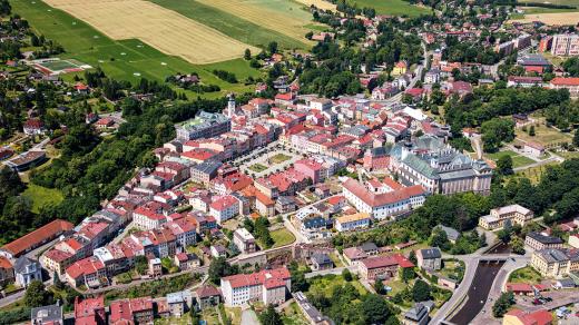 Město Broumov láká do regionu Broumovsko. Nejvýznamnější památkou je barokní klášter, který je národní kulturní památkou a stal se opět kulturním a vzdělávacím centrem oblasti