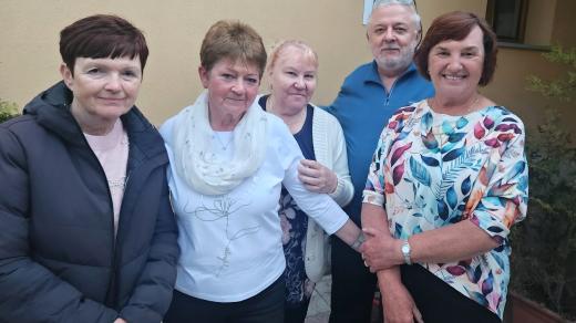 Setkání Dětského rozhlasového sboru Ostrava (DRSO) po 60 letech. Zleva Dagmar Schwanová, Jarka Laštovičková, Jiřina Kolečková, Miroslav Šnyrch a Alena Zezulková
