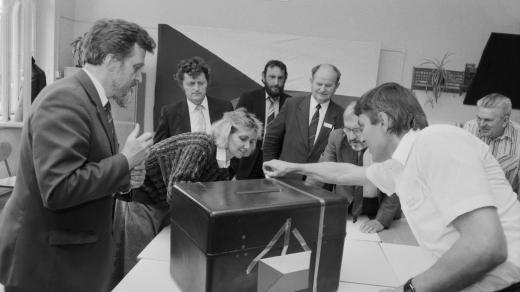 Sčítání hlasů během parlamentních voleb v roce 1990 v okrsku na Praze 6