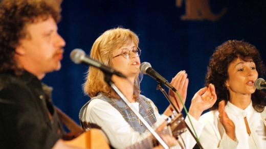 Pavlína Jíšová s kapelou Nezmaři v roce 1998