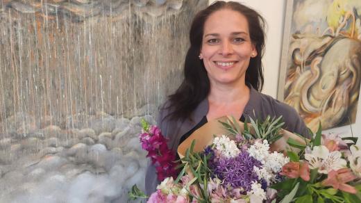 Výtvarnice Lucie Neuwirtová na vernisáži v oderské galerii PAPE