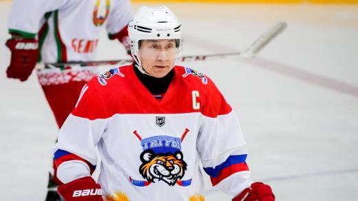 Vladimir Putin jako kapitán hokejového týmu Tygři