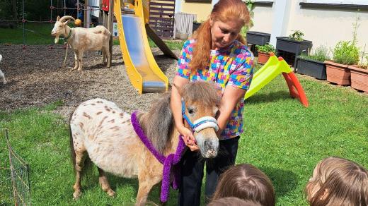 Eva Bukričová ukáže dětem jaké má koník zuby