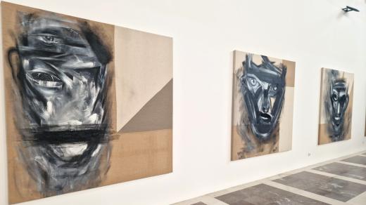 Díla výtvarníka Jiřího Davida vystavuje Alšova jihočeská galerie v Hluboké nad Vltavou. Kolekce má název Síla tváře