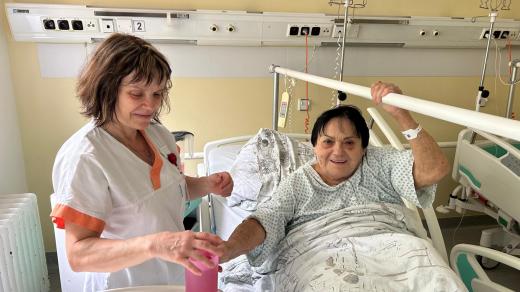 Krajská nemocnice Tomáše Bati ve Zlíně, sanitářka Ivana Zbranková s pacientkou