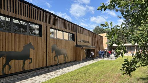 Nová jezdecká hala v Kladrubech nad Labem