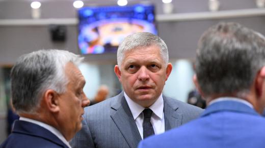 Slovenský premiér Robert Fico (uprostřed) a maďarský premiér Viktor Orbán (vlevo) v Bruselu