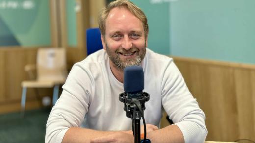 Pavel Khek ve studiu Českého rozhlasu Hradec Králové