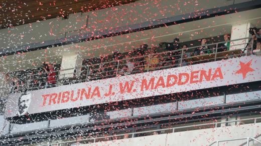 Tribuna na počest Johnnyho Maddena