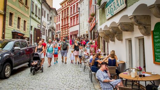 Turisté v centru Českého Krumlova