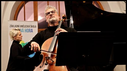 Violoncellista a umělecký ředitel Mezinárodního hudebního festivalu Kutná Hora Jiří Bárta a klavíristka Terezie Fialová
