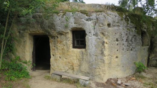 Skalní obydlí ve Zderazi