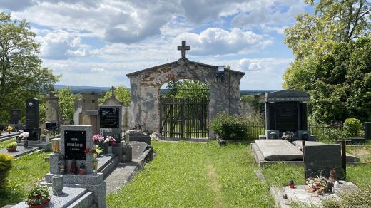 Stará brána na pohřebiště u mikulovického kostela
