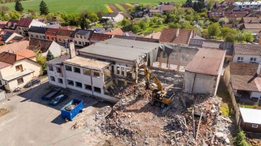 Nivnice, demolice staré sportovní haly