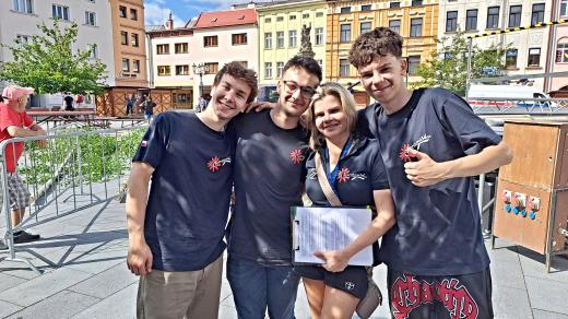 Členové DFS Ostravička s prezidentkou festivalu Radanou Polachovou