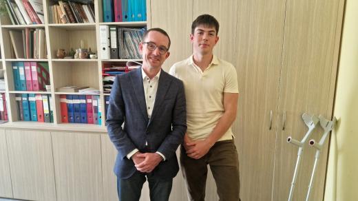 Ředitel gymnázia Hynek Bouchal a student Jan Vacek