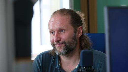 Lukáš Dastlík ve studiu Českého rozhlasu Hradec Králové