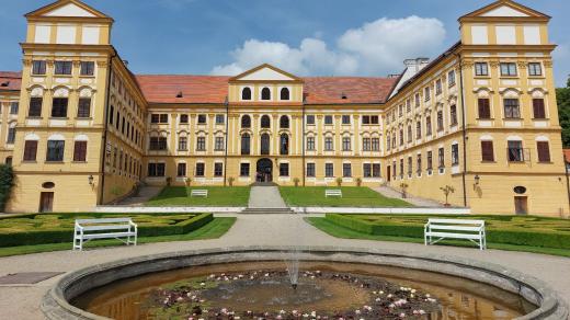 Zámek v Jaroměřicích nad Rokytnou při pohledu ze zámeckého parku