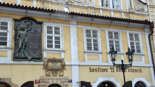 Dům U Dvou slunců, kde žil a tvořil spisovatel Jan Neruda