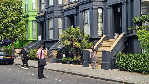 Černé fasády nepomohly. Turisté se dál fotí u domů v Notting Hillu