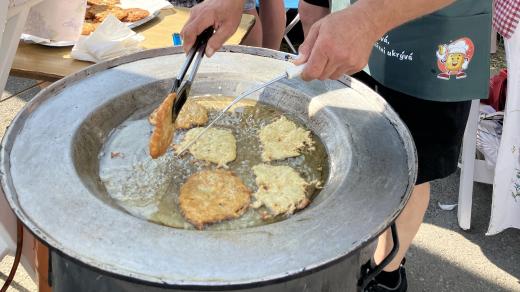 Tým, který si říká Dečci popečci, není součástí české menšiny, ale většina z jeho členů má českou národnost