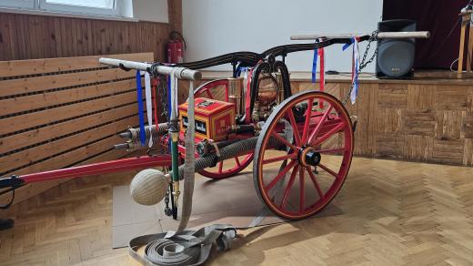 Dvoumužný hydrophor. Unikátní ruční hasičskou stříkačku z roku 1872 zrestaurovali hasiči z Hněvčevsi