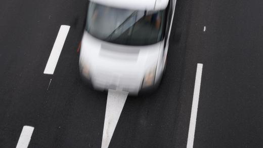 Řidiči si stěžují na hlučný povrch na nově opravené silnici mezi Pardubicemi a Chrudimí