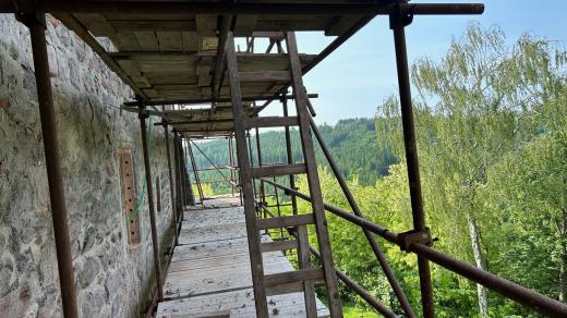 Jižní stěnu hradu Pecka na Jičínsku zakrývá lešení. Stavbaři musí opravit historické zdi