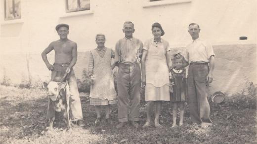 Rodina Vítových. Josef Vít starší ještě za svobodna (první zleva)