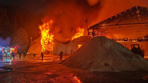 Požár haly pily ve Velkých Karlovicích 17. 6. 2025