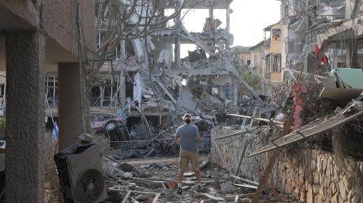 Následky íránského ostřelování Izraele ve městě Ramat Gan nedaleko Tel Avivu (14. 6. 2025)